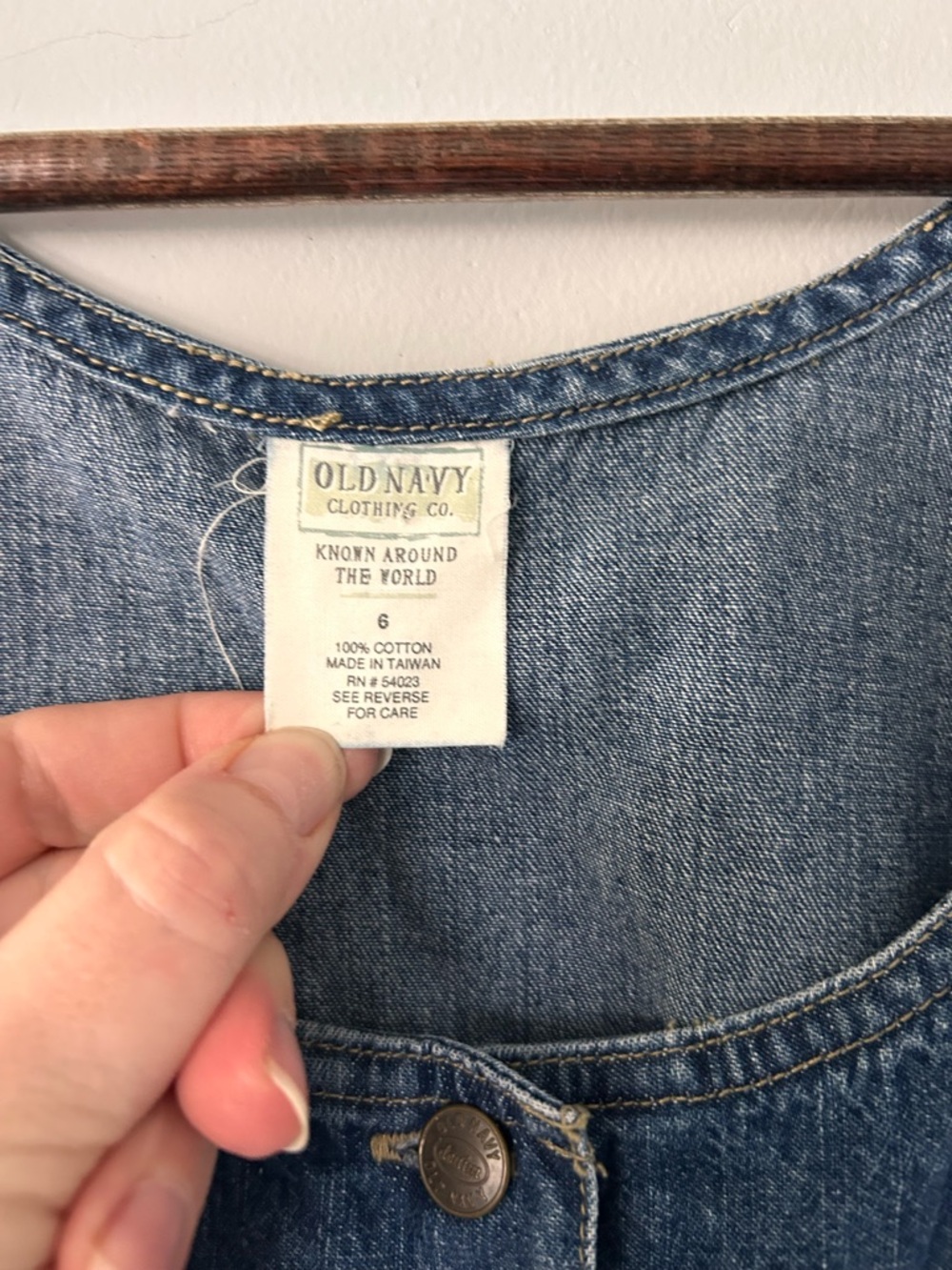 Vintage Old Navy Y2K Jean Jumper Dress Buttons Size 6 pockets - Picture 2 of 5